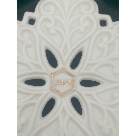 Wedgwood 2003 White Snowflake Ornament Box Porcelain England Delicate Design Dec - Picture 2 of 6